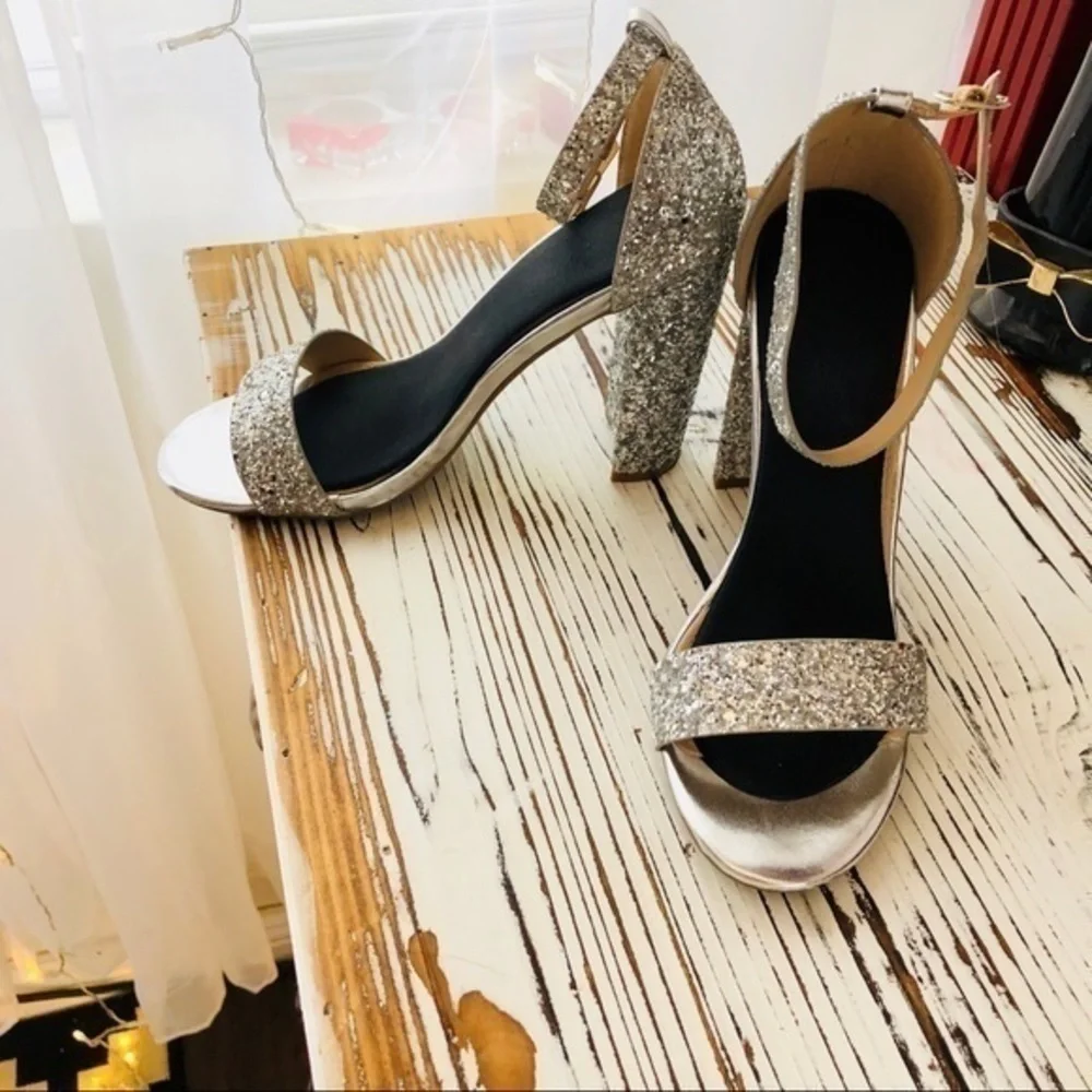Glitter Heels in Silver / white